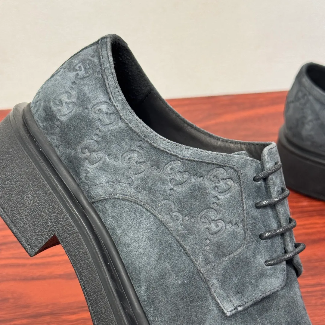 Batch 800 Gucci/Gucci new men's lace-up shoes with GG details, suede leather derby shoes! Rooted in the brand's heritage, these men's lace-up shoes are crafted from suede calfskin and embellished with GG-print embossed suede details in homage to Gucci's iconic monogram. The rubber sole decorated with GG pattern adds a touch of modern fashion to this design. Typical three-joint style design. European and American classic version, full calfskin lining. The overall upper texture is soft and the lining is comfortable and breathable. 2CM thickened soft rubber sole, easy to control. Versatile and stylish upper foot, multiple colors available to meet different matching needs, complete package! Size: 39-40-41-42-43-44 leather shoe size (can be customized to 38.45) Item number: 7826Z suede gray